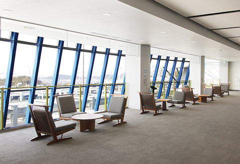 ���E���W